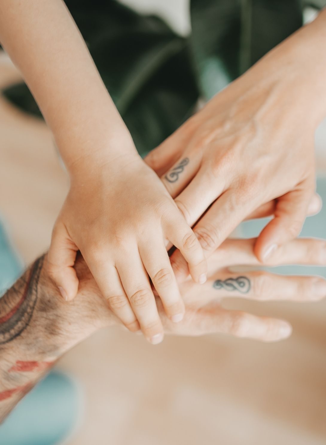 Erwachsene und Kind legen ihre Hände übereinander – Symbolfoto für das Angebot Ready for Family im Rahmen der Familienberatung in Salzburg mit Sibylle Paier
